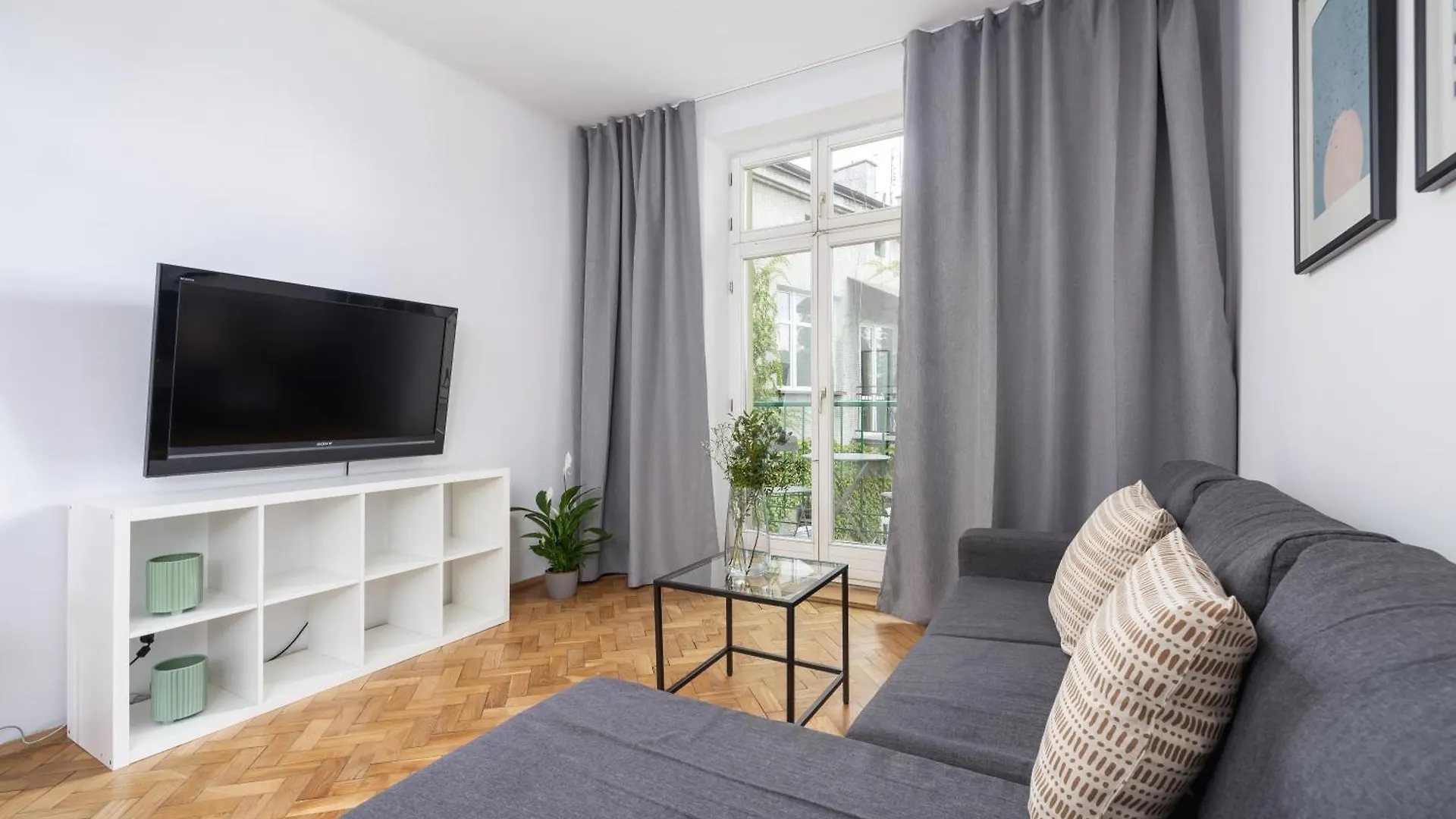1-Bedroom Apartment With Balcony - Dluga 65 location